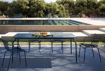 Ụlọ nkwari akụ n'èzí metal table na oche